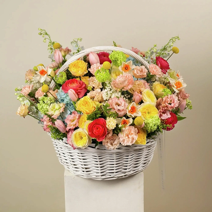 Корзина с гвоздиками, нарциссами и розами №2352