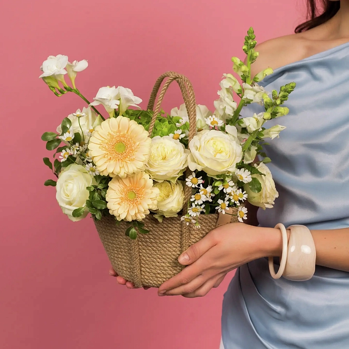 Корзинка с ромашками, розами и гортензией №2409