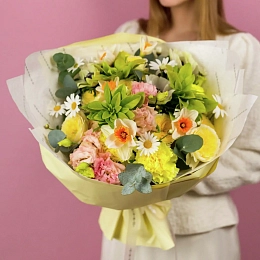 Букет из анемонов, нарциссов и гвоздик №2344