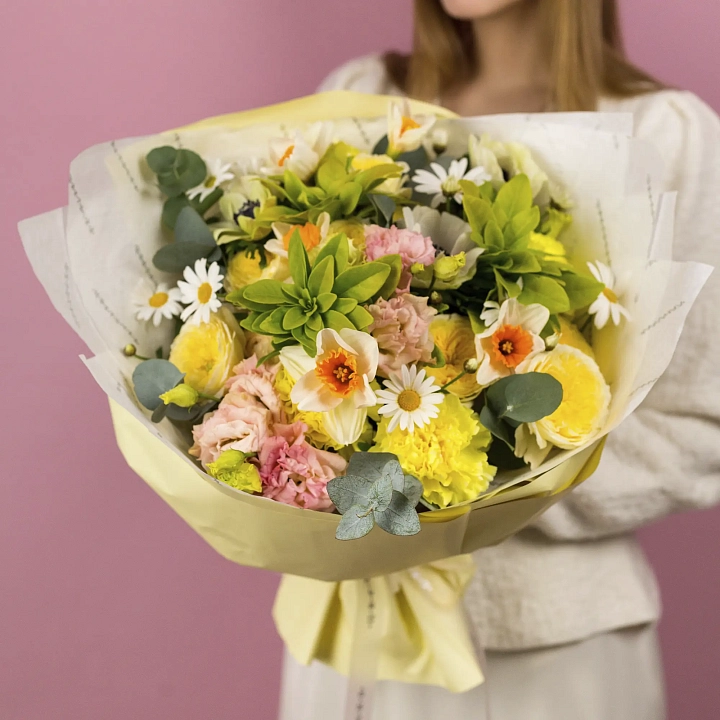 Букет из анемонов, нарциссов и гвоздик №2344