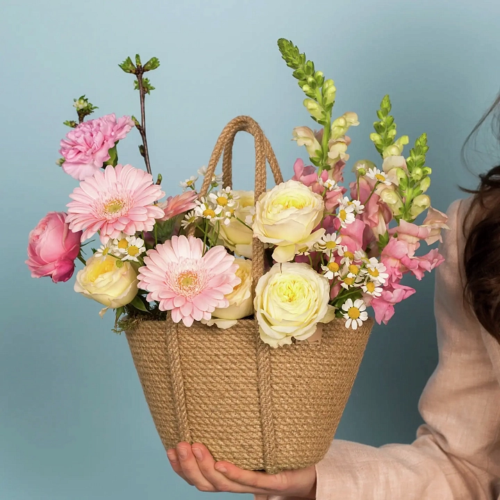 Корзинка с гвоздиками, розами и гермини №2412