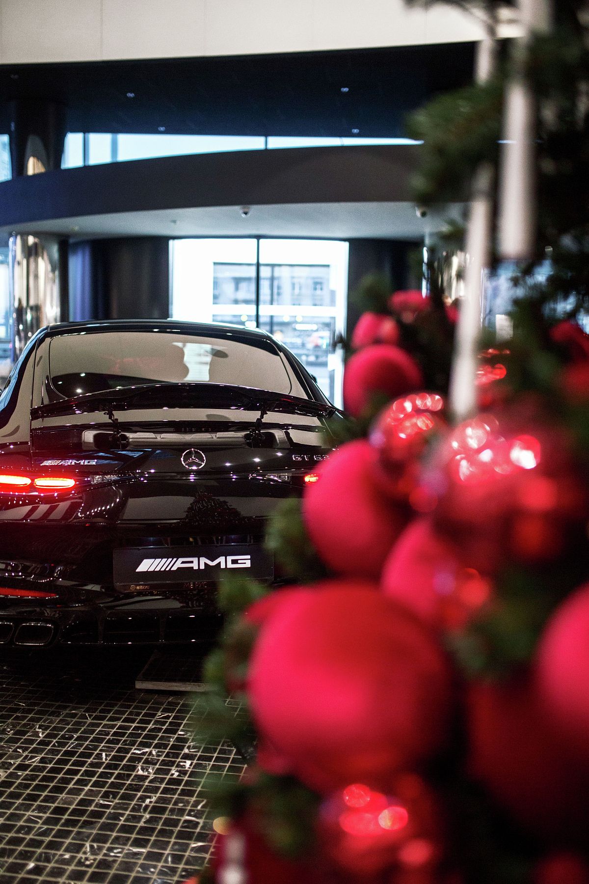 Новогоднее оформление салона Mercedes-Benz 2025 — фото 12