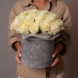 Букет из 25 белых роз в шляпной коробке №1176
