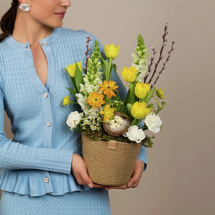 Пасхальная композиция из ранункулюсов, гвоздик и тюльпанов №2390