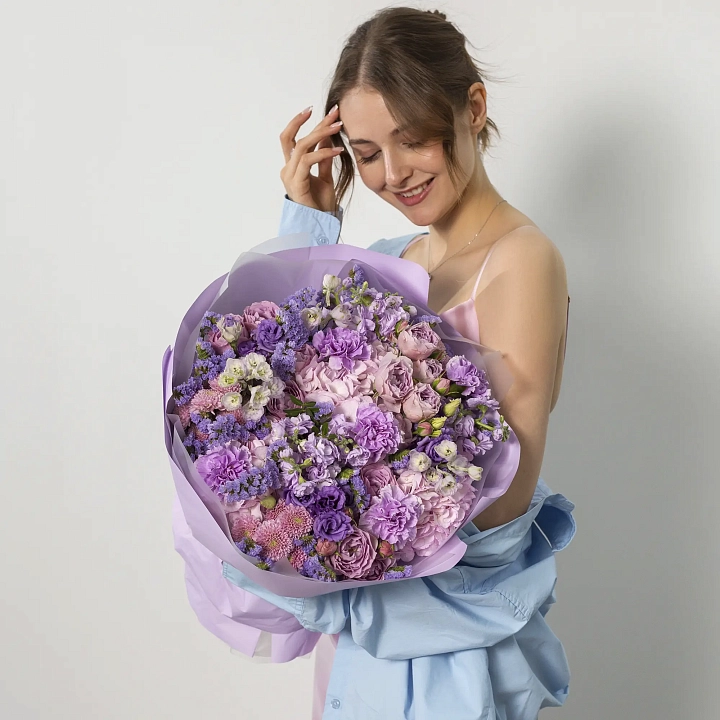 Букет из роз, эустом, гвоздик и дельфиниума №2240