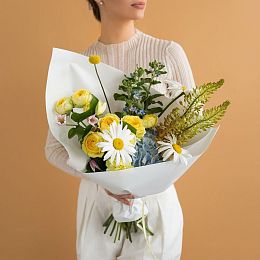 Букет из оксипеталума, кустовой розы и ромашки №2158