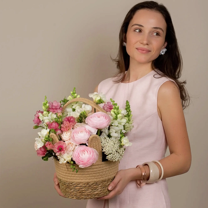 Пасхальная композиция из кустовых роз, рунункулюсов и фрезии №2394