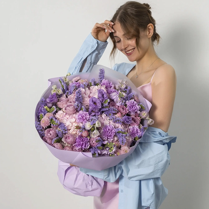 Букет из роз, эустом, гвоздик и дельфиниума №2240