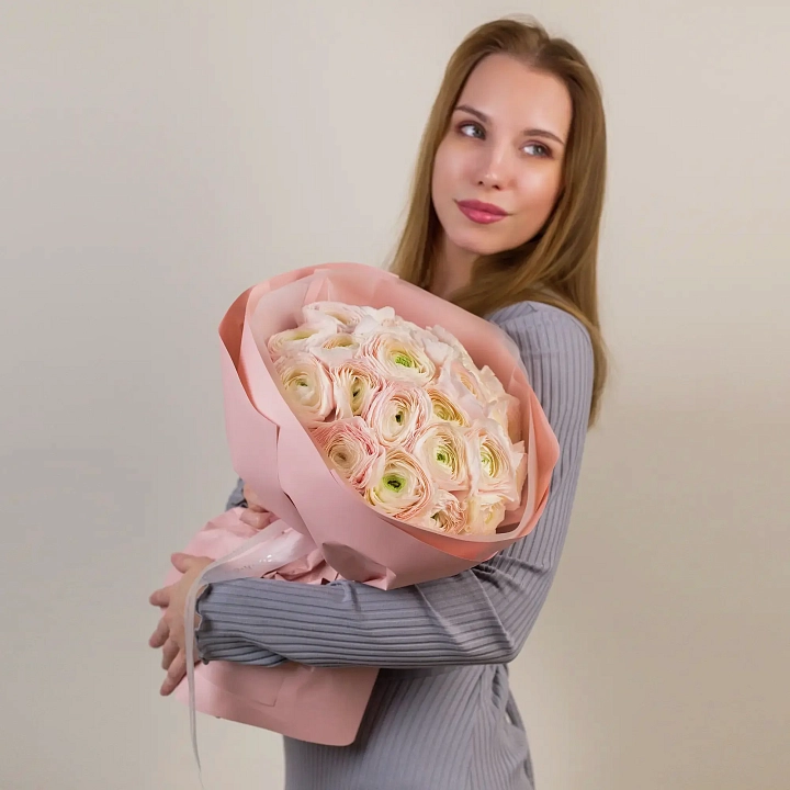 Букет из 15 розовых ранункулюсов №2359