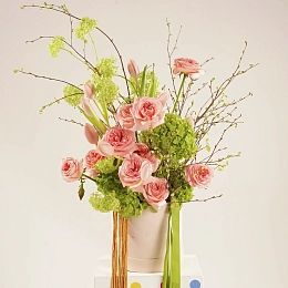 Букет в шляпной коробке из роз и гортензий №2377