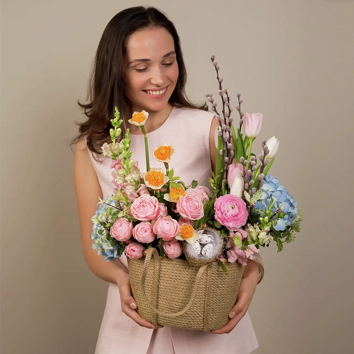 Пасхальная композиция из ранункулюсов, нарциссов и тюльпанов №2389