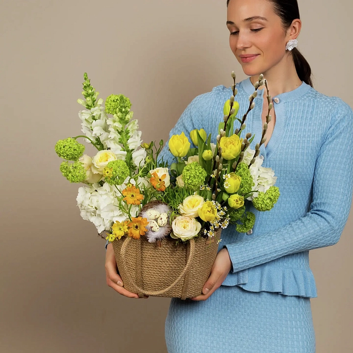 Пасхальная композиция из ранункулюсов, гортензий и тюльпанов №2392