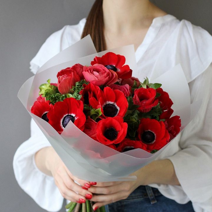 Букет с красными анемонами и ранункулюсами №111