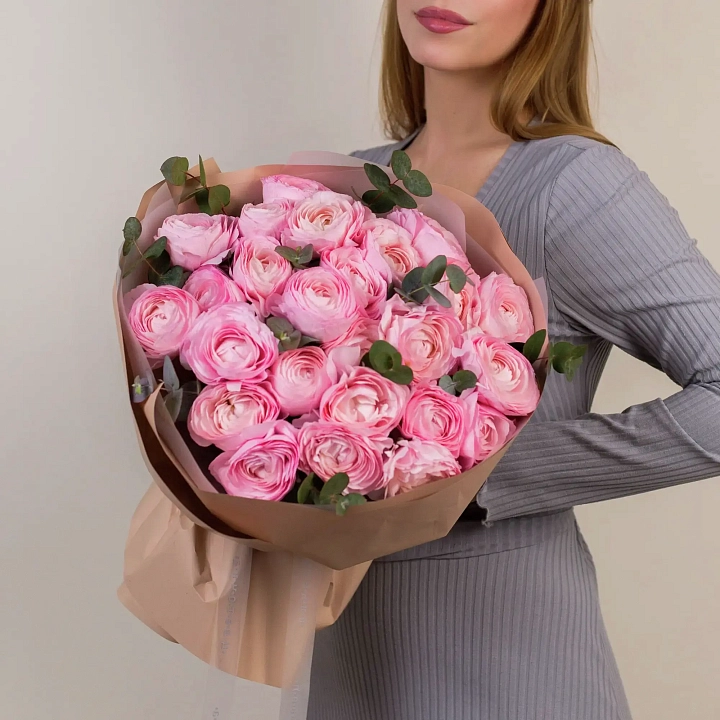 Букет из 25 розовых ранункулюсов c эвкалиптом №2354