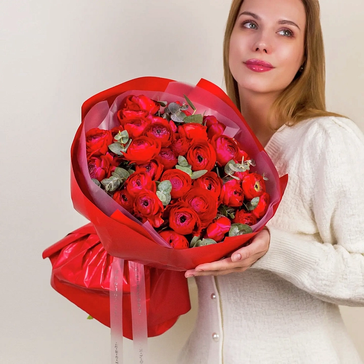 Букет из 35 красных ранункулюсов c эвкалиптом №2355