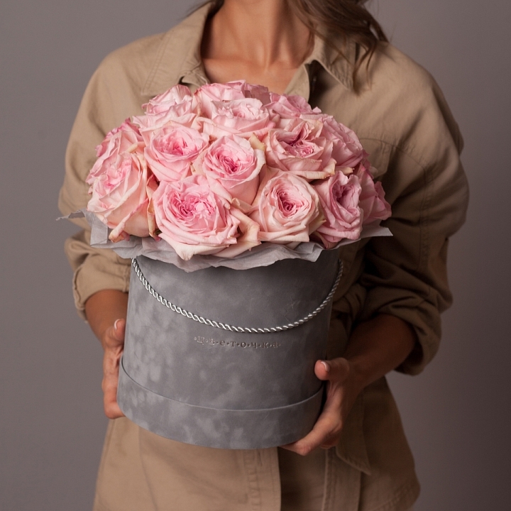 Букет из 25 пионовидных роз в шляпной коробке №1175