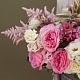 Цветочная композиция из пионов, роз и эустомы в шляпной коробке №1092
