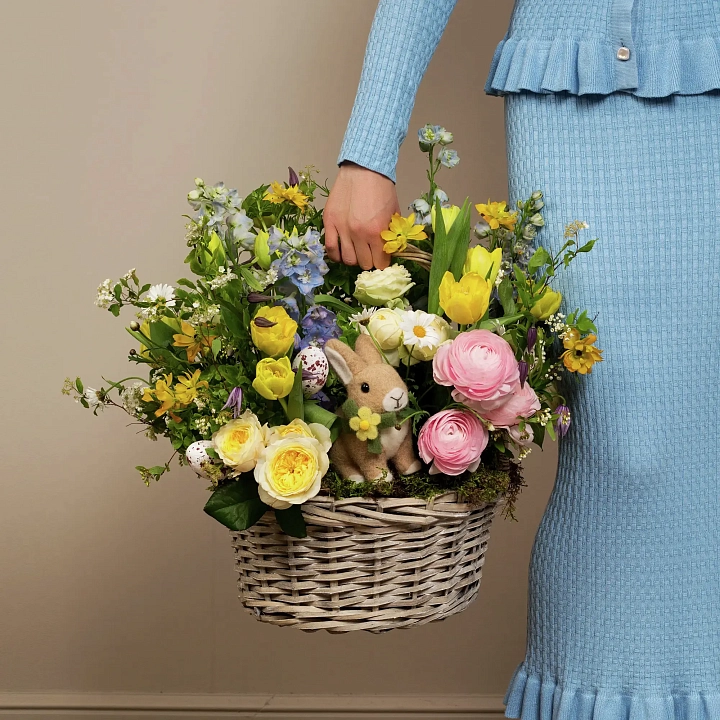 Пасхальная композиция из ранункулюсов, дельфиниума и тюльпанов №2391