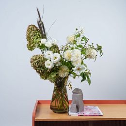 Букет из георгин, лилий и космоса №2230