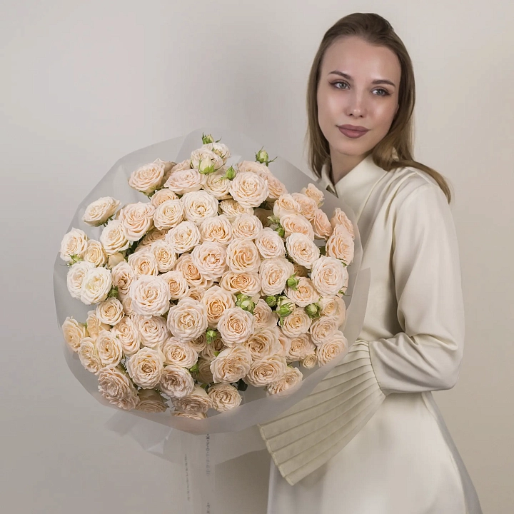 Букет из 25 бежевых кустовых роз №2320