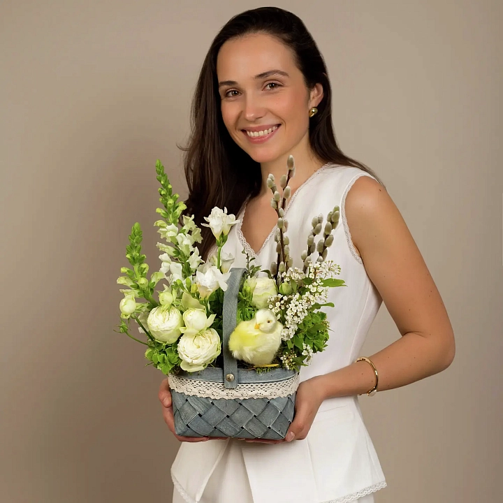 Пасхальная композиция из кустовых роз, гортензий и фрезии №2393